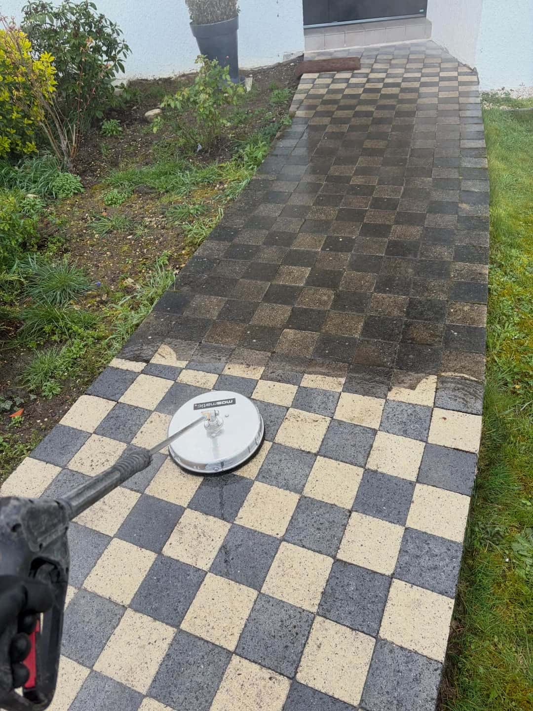 Avant/après d'un nettoyage de sol extérieur en pavés dans l'Aisne