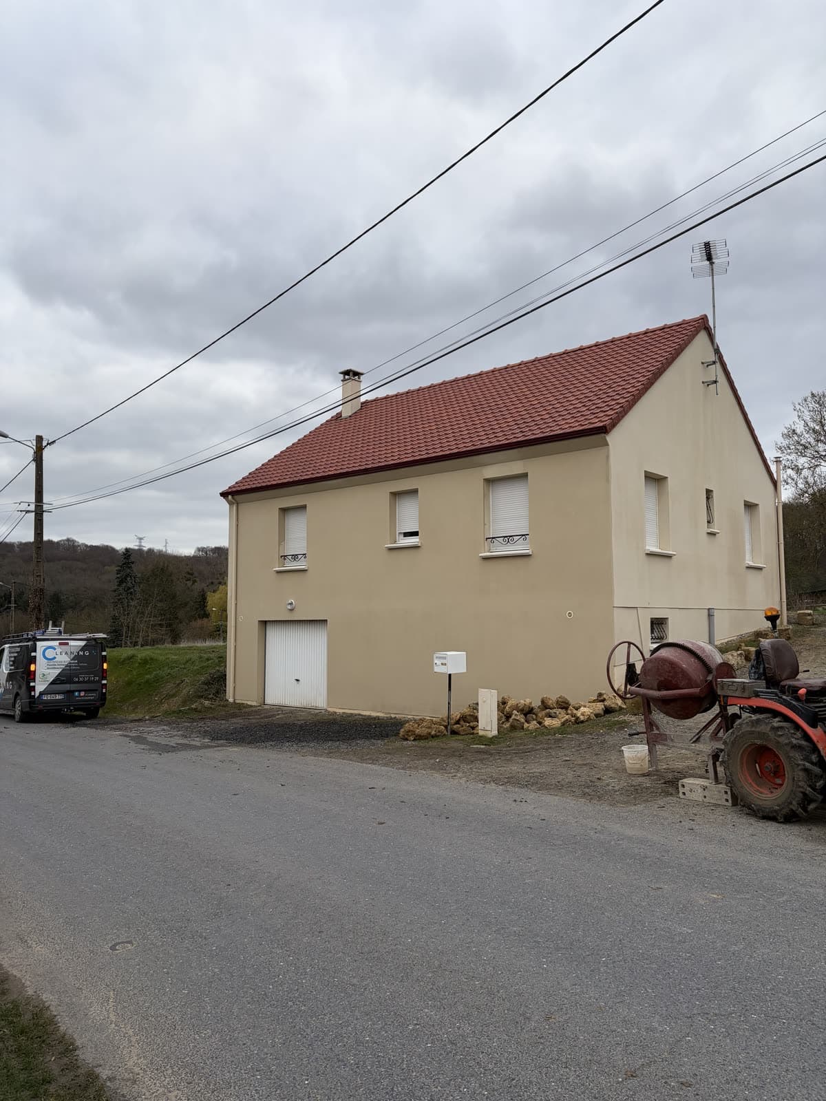 La même maison après nettoyage de façade : enduit beige clair et homogène sur toute la hauteur