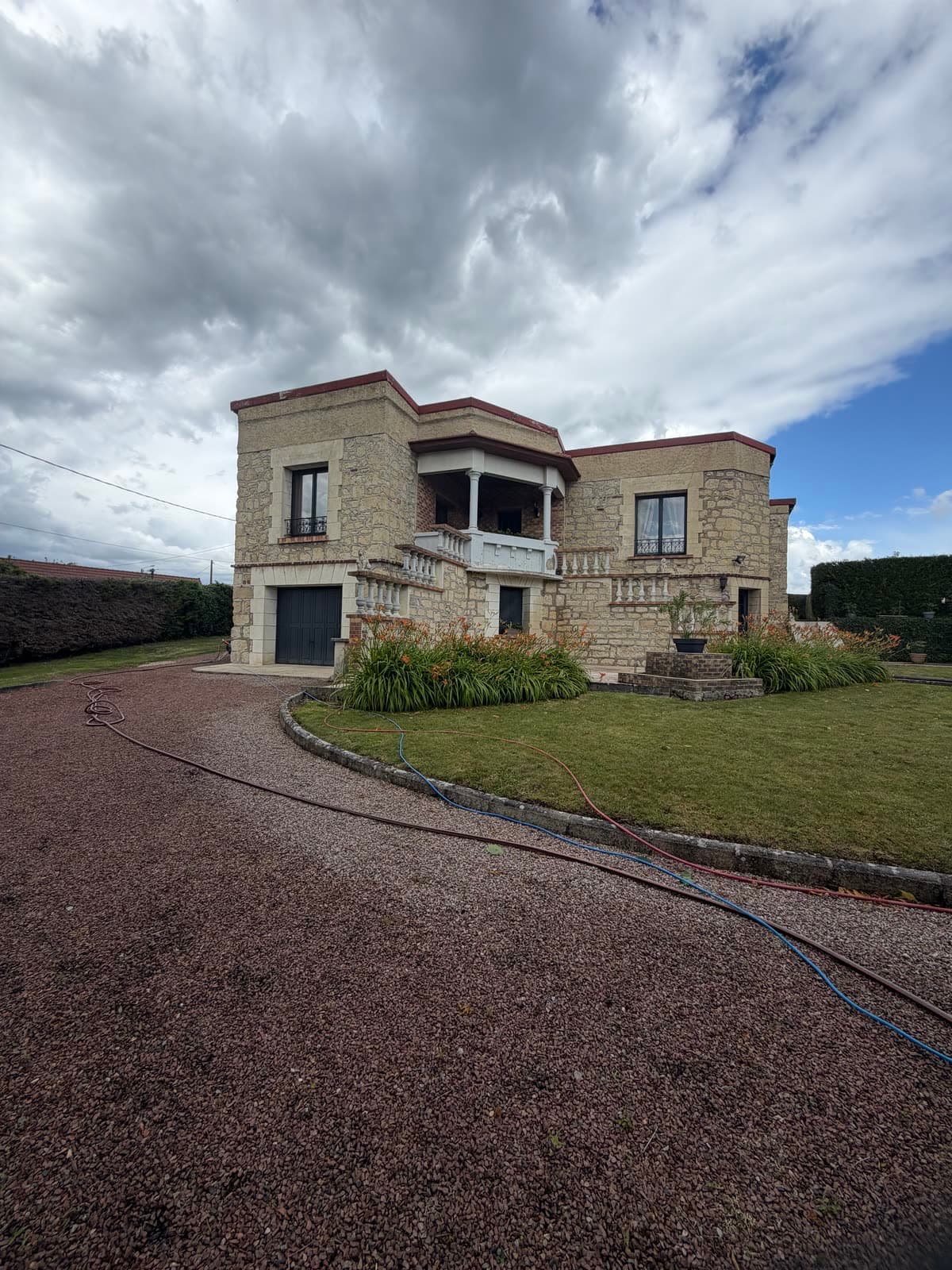La même maison après nettoyage de façade : la pierre a retrouvé sa teinte dorée d'origine