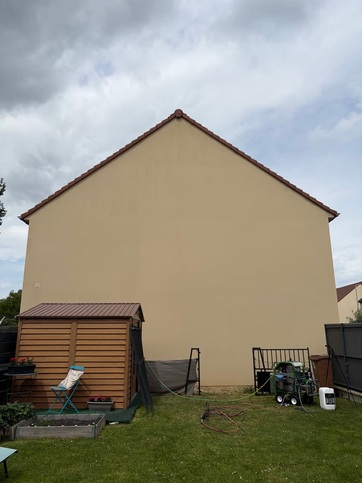 Le même pignon après nettoyage : enduit beige uniforme, coulures disparues